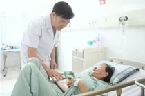 Cắt ung thư dạ dày cho cụ bà 85 tuổi mắc nhiều bệnh lý nền nguy hiểm