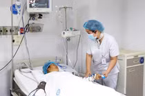 Trắng đêm vận chuyển cấp cứu, phẫu thuật cứu sản phụ biến chứng HELLP