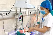 Cứu sống trẻ sơ sinh bị suy hô hấp do chậm tiêu dịch phổi