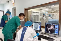 Lần đầu can thiệp thành công đặt stent chuyển dòng điều trị phình mạch não