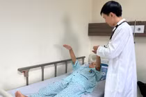 Đang quét sân, cụ bà 80 tuổi té ngã do đột quỵ