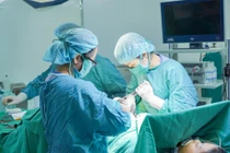 Cắt tử cung hoàn toàn, truyền hơn 1.000ml máu vì u xơ tử cung để lâu