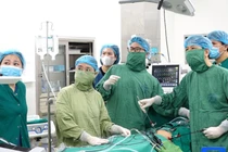 Cân não từng giây bảo tồn buồng trứng cho trẻ 10 tuổi u 15cm xoắn, hoại tử