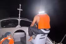 Nghẹt thở vượt sóng lớn dữ dội đưa sản phụ khó sinh về đất liền