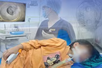 Kịp thời xử trí, lấy dị vật đường tiêu hóa an toàn cho bé gái 7 tuổi