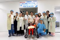 Nghị lực phi thường của cậu bé 5 tuổi bị cha đốt xăng phỏng đến 80%