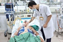 Người đàn ông hôn mê sâu nghi điện giật khi sửa bồn nước