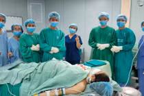 Nối lại bàn tay đứt rời nuôi ở cẳng chân cho sản phụ 19 tuổi mang song thai