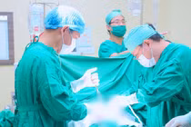 Thức khuya, ăn uống thất thường chàng trai 17 tuổi thủng tạng rỗng nguy kịch