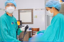 Ốc vít từ trò chơi rơi ra, bé 2 tuổi nuốt vào bụng