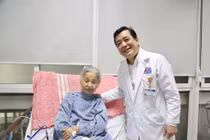 Mổ ung thư đại tràng cho cụ bà 95 tuổi, thách thức lớn với y học hiện đại