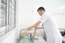 Đột quỵ do hẹp động mạch cảnh trong kèm mạch máu lồi 