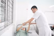 Đột quỵ do hẹp động mạch cảnh trong kèm mạch máu lồi 