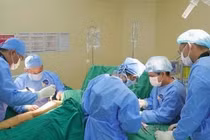 Thoát chết thần kỳ khi bị cuốn vào máy cày