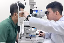 Chấn thương mắt do ngã từ độ cao hơn 3m trong lúc sửa nhà đón Tết