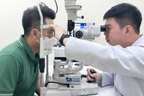 Chấn thương mắt do ngã từ độ cao hơn 3m trong lúc sửa nhà đón Tết