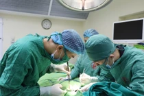 Trẻ 15 tuổi phải cắt bỏ tinh hoàn tím đen vì xoắn tinh hoàn