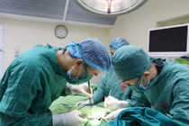 Trẻ 15 tuổi phải cắt bỏ tinh hoàn tím đen vì xoắn tinh hoàn