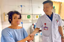 Người đàn ông thoát hiểm sau đứt rời trực tràng hiếm gặp tại Việt Nam
