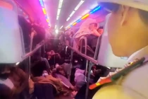 Cận cảnh ô tô 21 chỗ 'nhồi' 79 người, bị phạt 225 triệu đồng