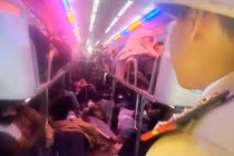 Cận cảnh ô tô 21 chỗ 'nhồi' 79 người, bị phạt 225 triệu đồng