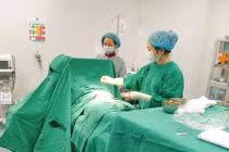 Phẫu thuật cứu hai mẹ con sản phụ bị phình mạch máu não đe dọa tính mạng