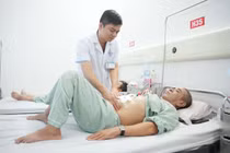 Ho, đau bụng, người đàn ông 57 tuổi phải cắt 1/3 thực quản vì ung thư