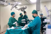 Tiểu máu kéo dài, cụ ông 85 tuổi được cắt toàn bộ bàng quang do ung thư