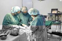 Loại bỏ khối u xơ tử cung nặng tới 1 kg cho bệnh nhân