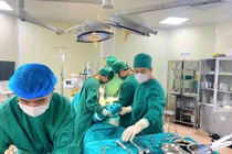 Thay khớp háng cho cụ bà 101 tuổi, gãy liên mấu chuyển xương đùi