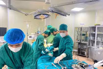 Thay khớp háng cho cụ bà 101 tuổi, gãy liên mấu chuyển xương đùi