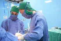 Lấy nhiều khối u, tạo hình vú sa trễ trong 1 lần mổ