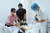Bé 4 tuổi bị đứt rời cánh tay vì áo chống nắng cuốn vào bánh xe máy