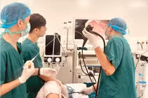 Gắp thành công xương cá cắm ngang thực quản, tránh ca phẫu thuật nguy hiểm