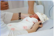 Cứu bé sinh non đẻ rơi tại nhà bị u đỉnh đầu, hạ đường huyết