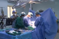 Trẻ 15 tuổi chống tay vào tủ quần áo, kính vỡ cắt đứt lìa động mạch tay