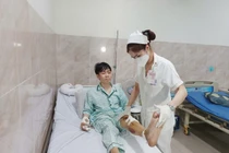 Gây mê cố định xương cho chàng shipper bị viêm cột sống dính khớp nặng