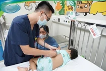 Theo bà đi làm, 2 trẻ 4 tuổi nguy kịch, 1 trẻ tử vong do ong đốt