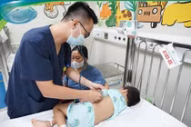 Theo bà đi làm, 2 trẻ 4 tuổi nguy kịch, 1 trẻ tử vong do ong đốt