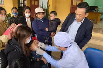 TS.BS Nguyễn Hồng Trường, Phó Viện trưởng Viện Dinh dưỡng quốc gia cho trẻ uống bổ sung Vitamin A tại Trạm y tế xã Nghĩa Phương, Lục Nam, Bắc Giang - Ảnh Thúy Nga