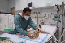 Hai bệnh nhi tay chân miệng nguy kịch do chủng virus EV71 thoát cửa tử