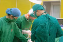 Thay khớp háng cho cụ bà 91 tuổi gãy liên mấu chuyển xương đùi