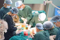 Khối u không đau nhưng phá hủy toàn bộ xương hàm và hốc mắt cụ ông 76 tuổi