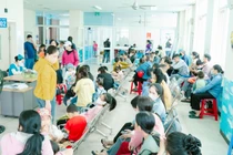 Thời tiết chuyển mùa, số lượng trẻ khám bệnh tăng gấp 3 lần ngày thường