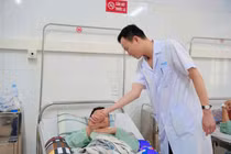Cấp cứu kịp thời bệnh nhi 51 tháng tuổi chấn thương sọ não do ngã nhà sàn