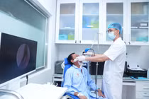 Đau đầu, sưng nửa mặt kéo dài, người bệnh phát hiện ổ áp xe lan rộng 
