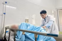 Nhiễm vi khuẩn đa kháng sau mổ cột sống người đàn ông nguy kịch