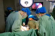 Phát hiện dị vật tồn tại cả năm trong âm đạo bé gái 7 tuổi