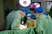 Phát hiện dị vật tồn tại cả năm trong âm đạo bé gái 7 tuổi