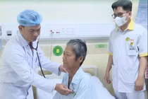 10 phút cấp cứu tối khẩn cứu người đàn ông đau ngực, choáng váng